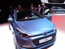 Martin Winterkorn při prohlídce vozu Hyundai i20