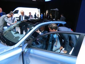 Martin Winterkorn při prohlídce vozu Hyundai i20