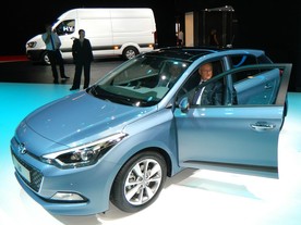 Martin Winterkorn při prohlídce vozu Hyundai i20