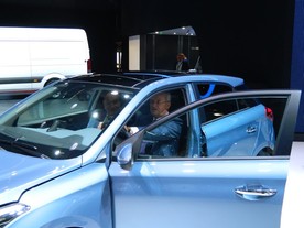 Martin Winterkorn při prohlídce vozu Hyundai i20