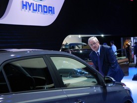 Martin Winterkorn při prohlídce vozu Hyundai i20