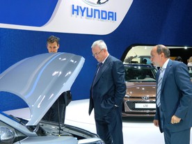 Martin Winterkorn při prohlídce vozu Hyundai i20