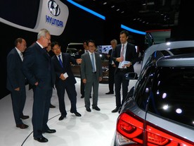 Martin Winterkorn při prohlídce vozu Hyundai i20