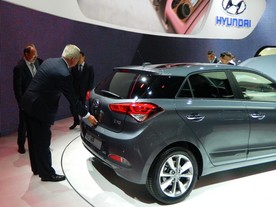 Martin Winterkorn při prohlídce vozu Hyundai i20
