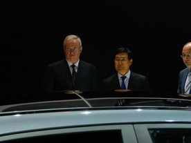 Martin Winterkorn při prohlídce vozu Hyundai i20