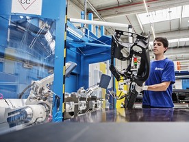 Automatizované pracoviště u vstřikovacího lisu
