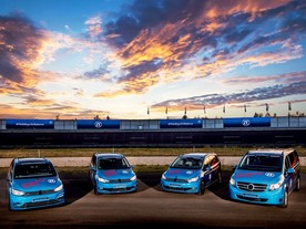 Čtyři vozidla symbolizují hybridní a elektrický pohon, řešení pro autonomní jízdu, bezpečnost a podvozkovou technologii