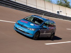 Volkswagen Touran s elektrickým pohonem a novou dvoustupňovou převodovkou ZF